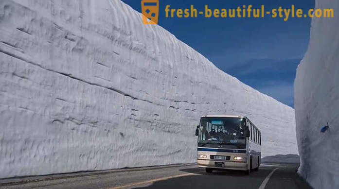 Neverjetno sneg koridor na Japonskem