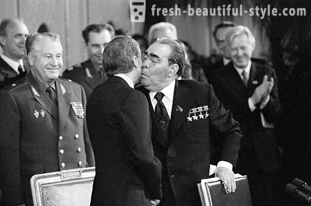 Kot svetovni voditelji skušali izogniti poljubljanje Brežnjev
