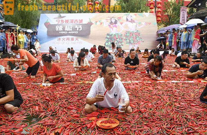 Ni za rahel srca: na Kitajskem je bila s konkurenco jedo paprika za hitrost