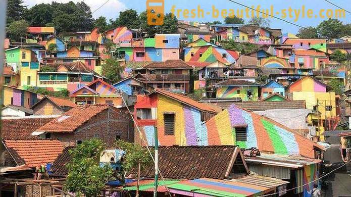 Hiše na indonezijskem vasi pobarvane v vseh barvah mavrice