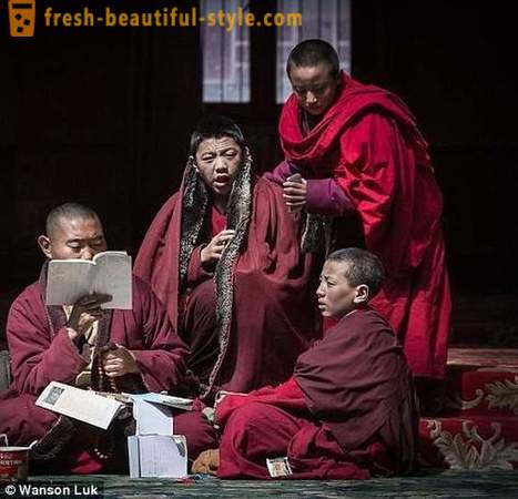 Največji budistični akademija na svetu za 40.000 TV menihov prepovedano, vendar dovoljeno iPhone