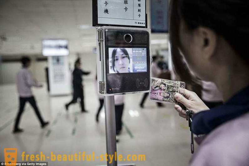Britanski mediji so pokazali na vsakdanje življenje ljudi, ki sestavlja iPhone na Kitajskem