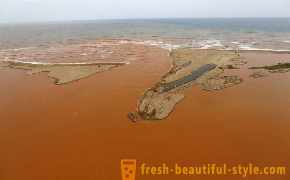 Rdeče blato v Atlantskem oceanu