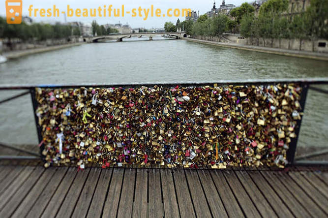 Milijon dokazila o ljubezni odstranjeni iz Pont des Arts v Parizu