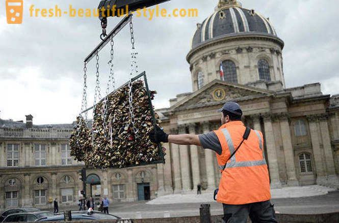Milijon dokazila o ljubezni odstranjeni iz Pont des Arts v Parizu