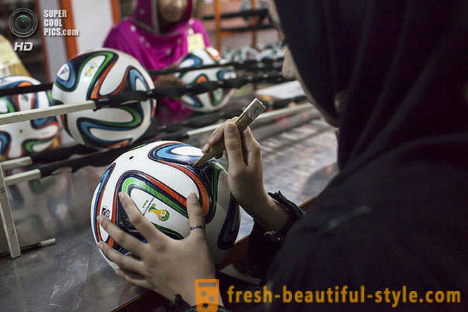 Proizvodnja uradnih 2014 žogic za svetovni pokal v Pakistanu