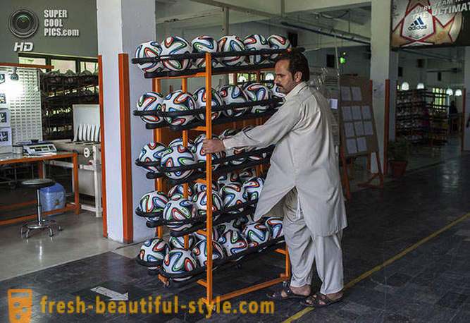 Proizvodnja uradnih 2014 žogic za svetovni pokal v Pakistanu