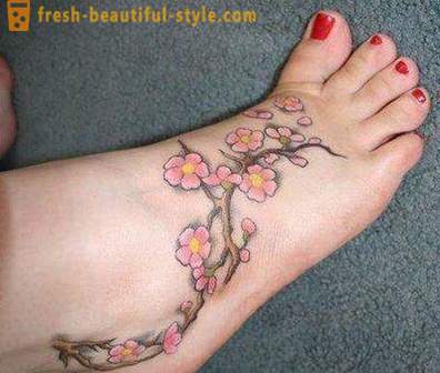 Tattoo na noge - potegavščina majhen žensk