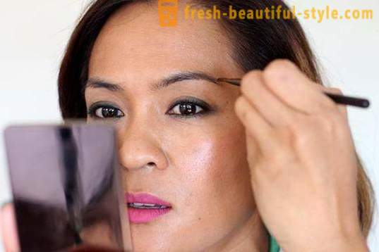 Sredstva za ustvarjanje popolnega make-up: senčilo za oči in obrvi